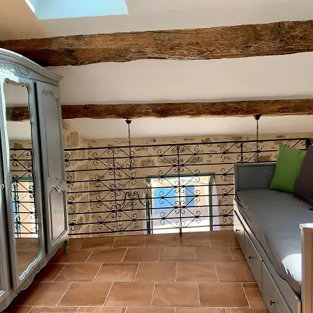 La Townhouse With Private Parking